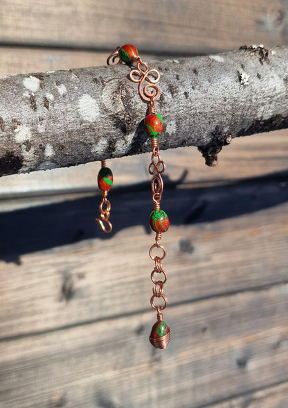 Armbånd med perler i lekre høstfarger og dekorative kobberledd