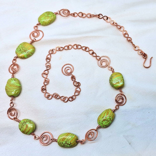 Smykke med store perler i grønn og gull med vakre kobberdetaljer