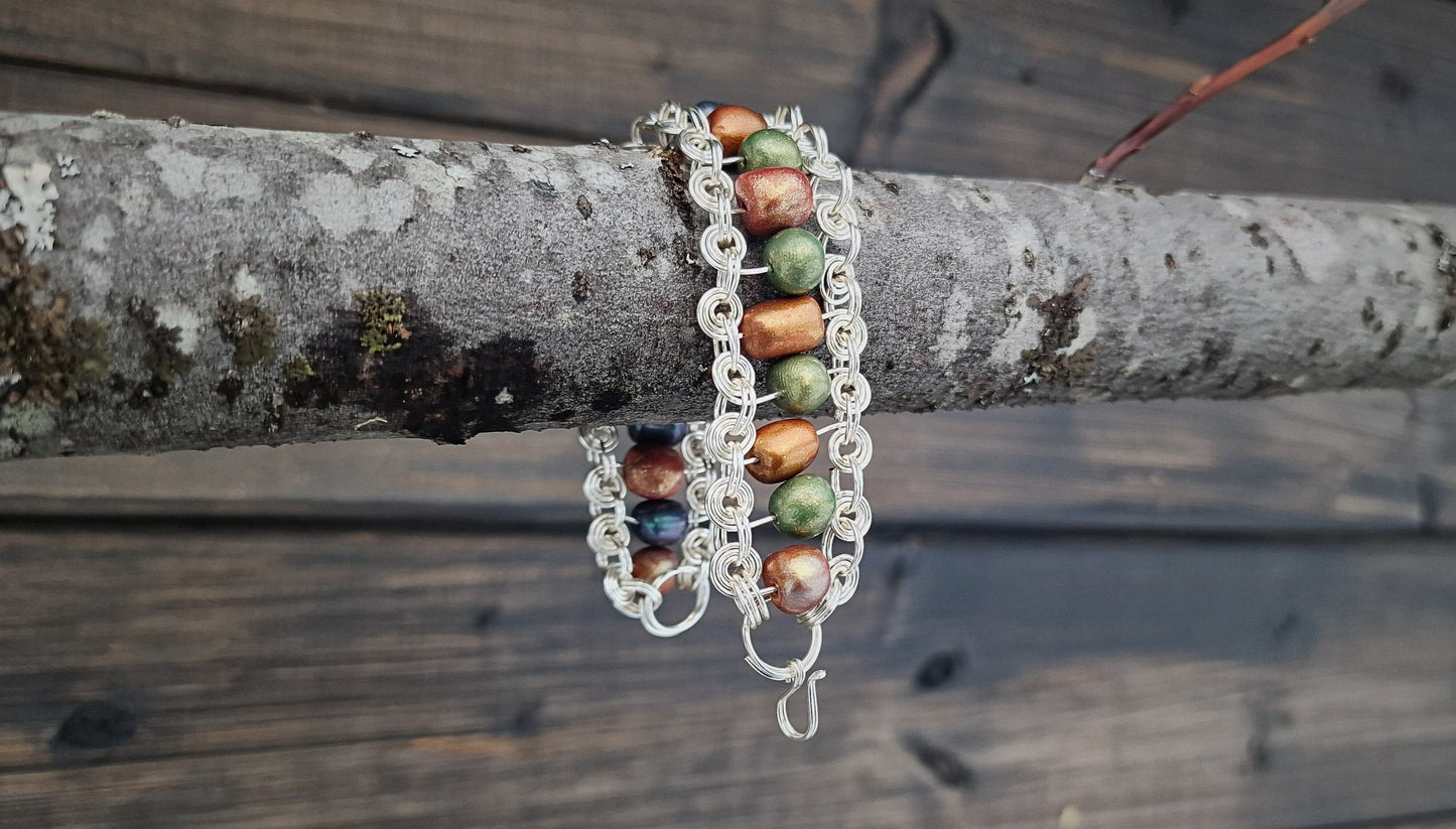 Sølvfarget statement armbånd med polymer perler