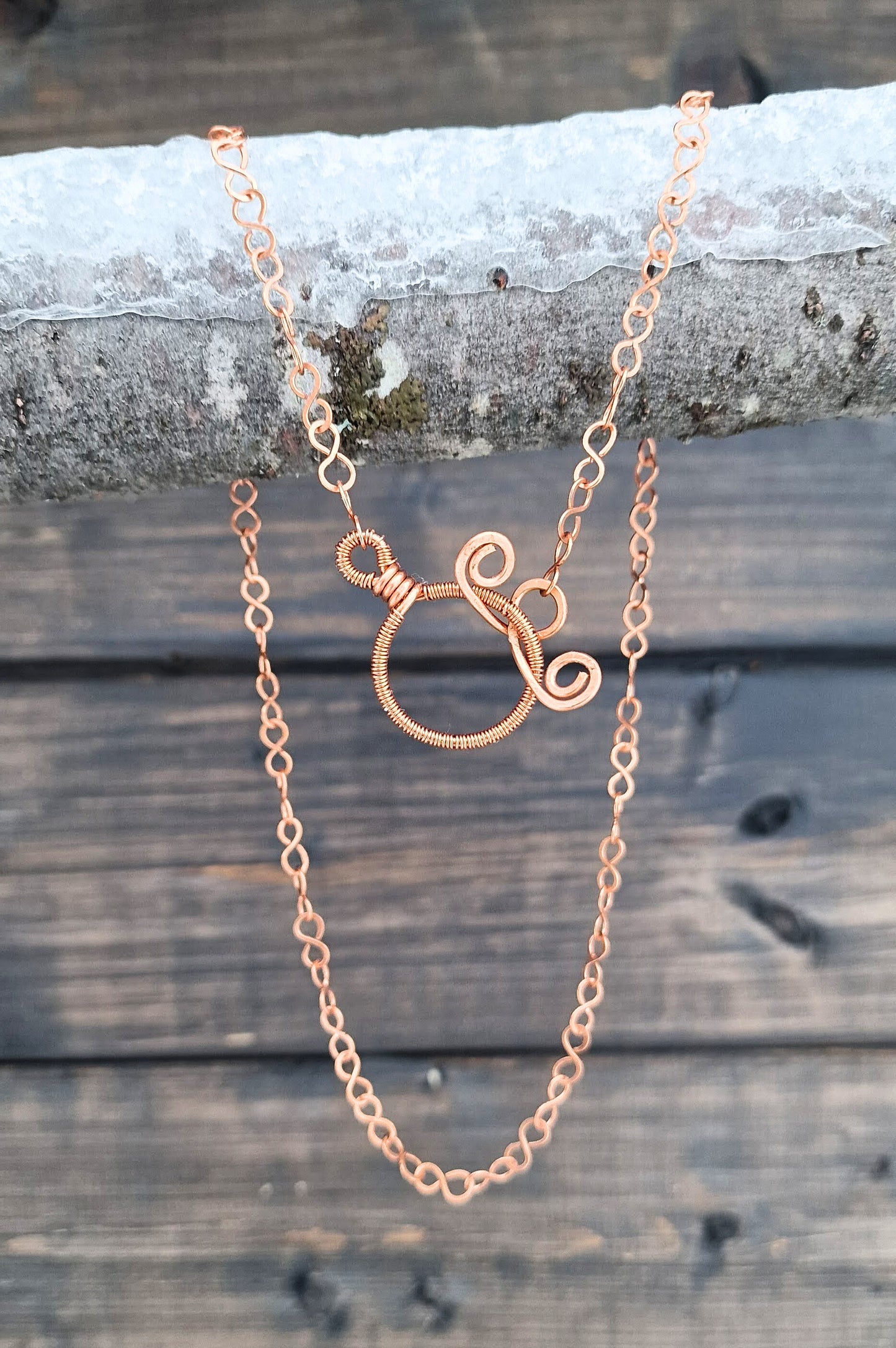 Rustikk kobbersmykke med dekorativ lås. To-i-ett-smykke