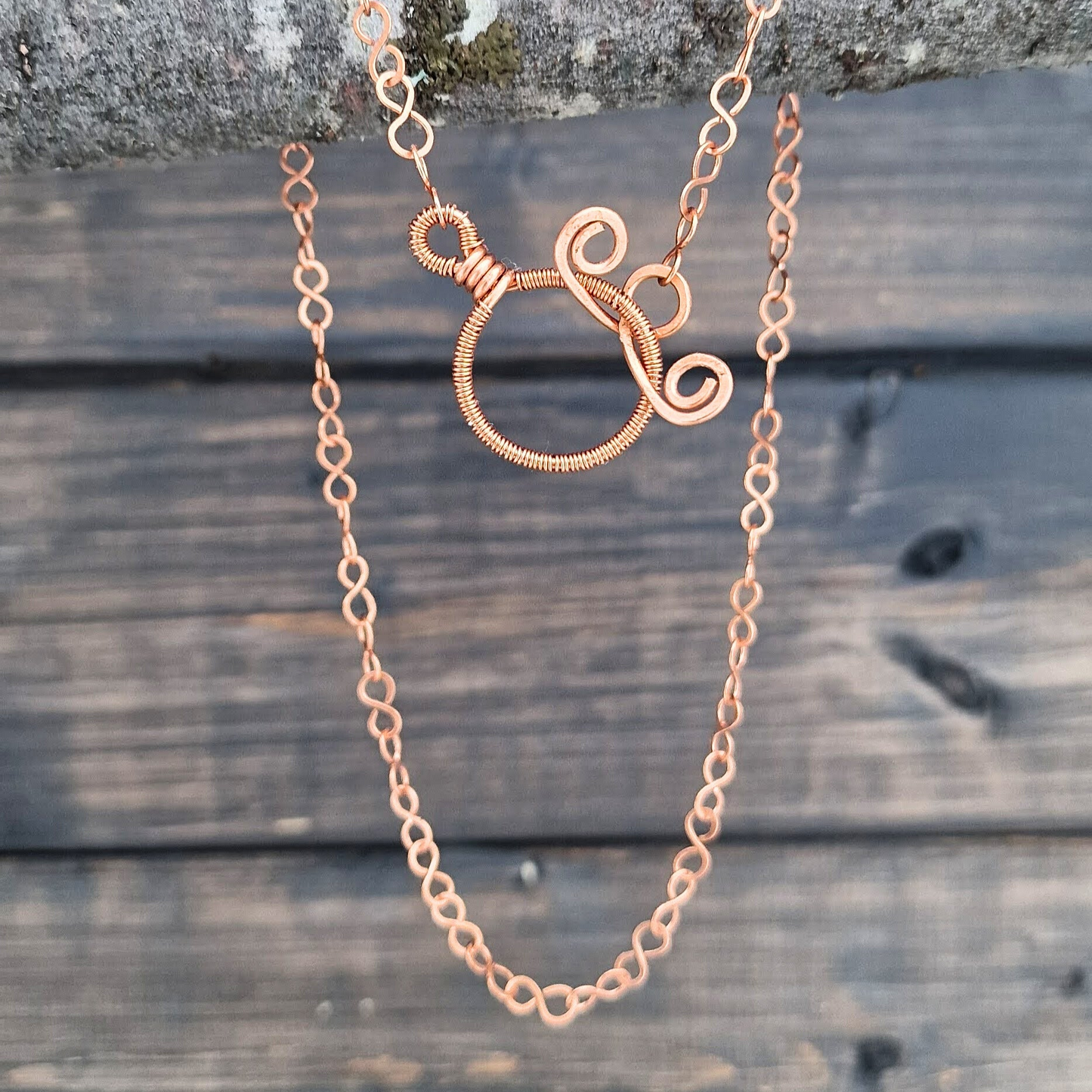 Rustikk kobbersmykke med dekorativ lås. To-i-ett-smykke