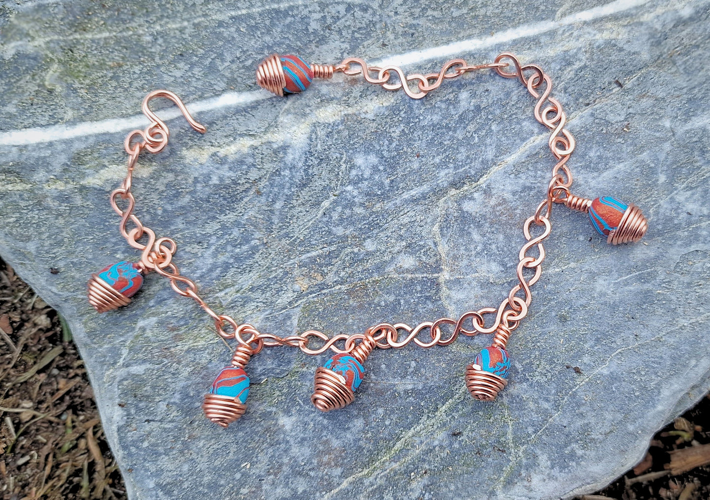 Kobberarmbånd med perler i turkis og kobber