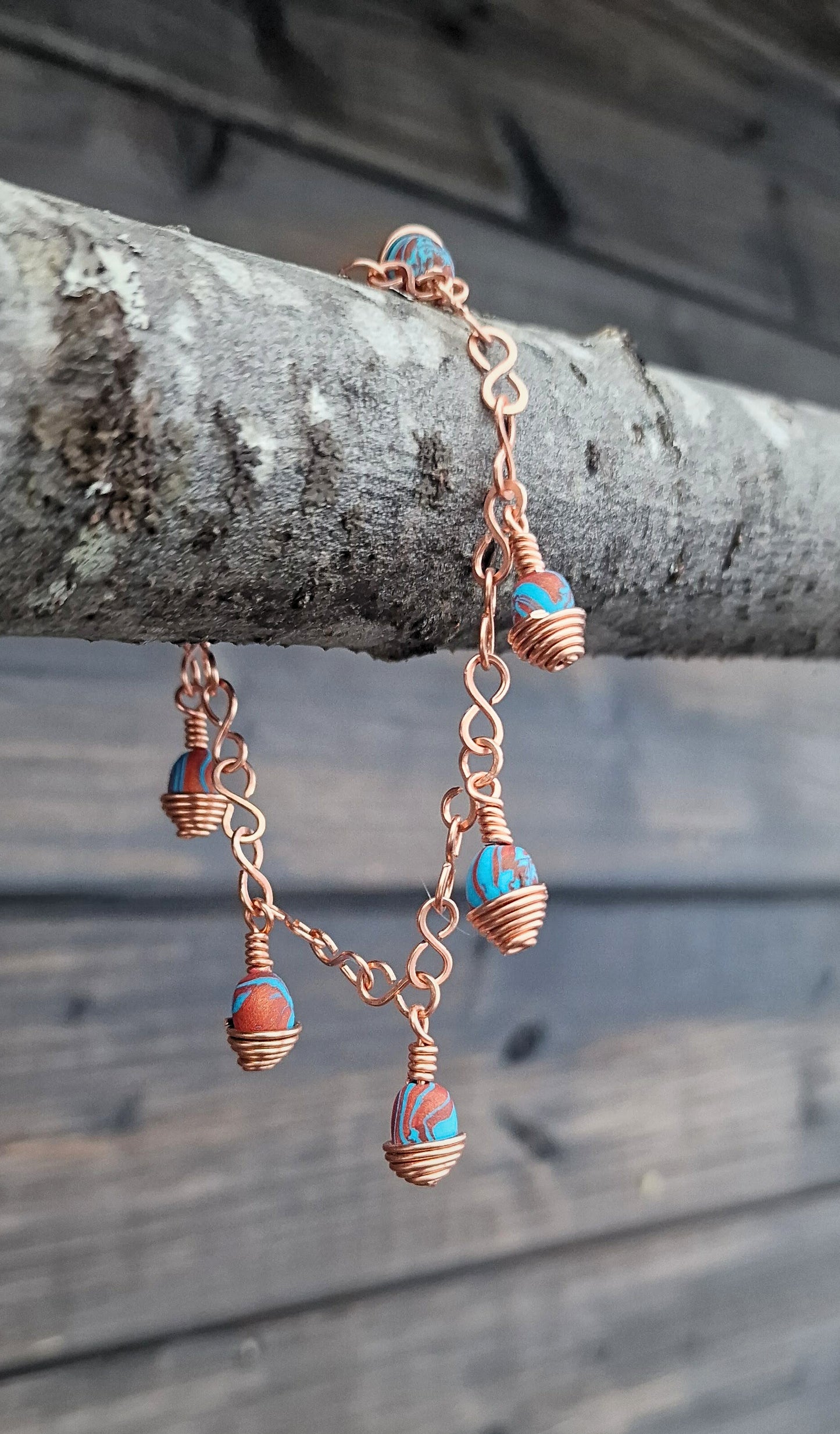 Kobberarmbånd med perler i turkis og kobber