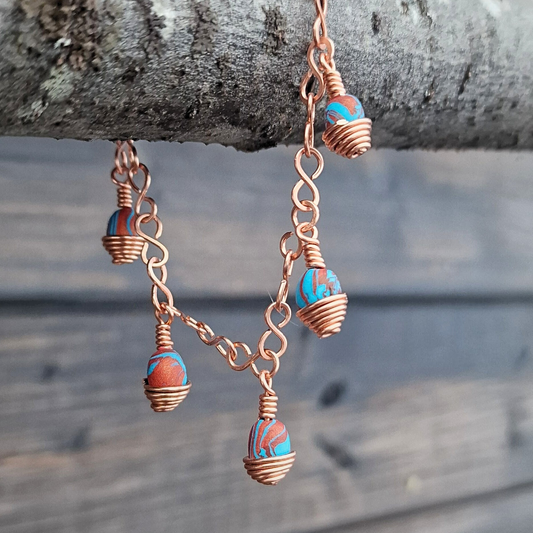 Kobberarmbånd med perler i turkis og kobber